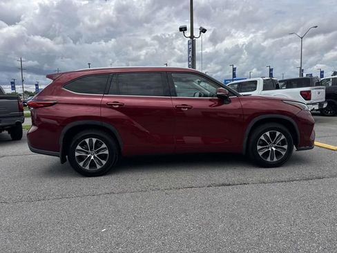 Used 2022 Toyota Highlander XLE FWD image 4