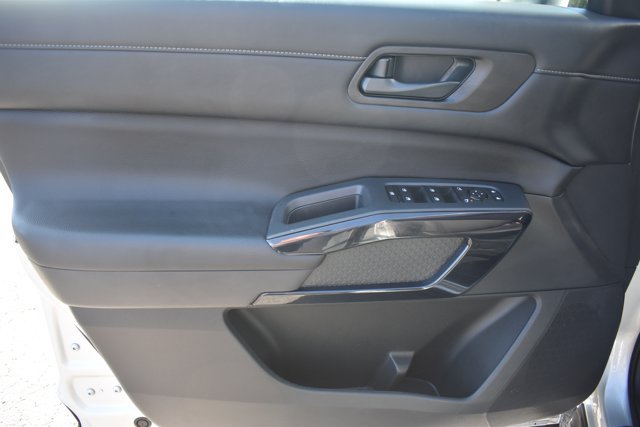 Used 2025 Nissan Pathfinder SV FWD image 10