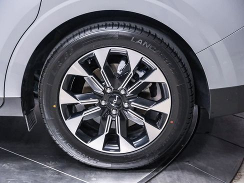 Used 2024 Kia Carnival EX image 9