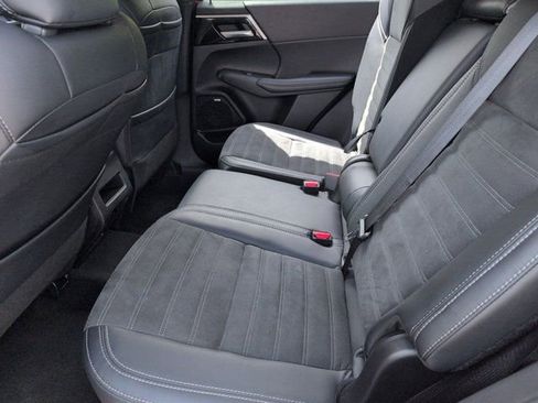Used 2025 Mitsubishi Outlander SE FWD image 28