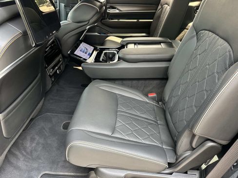 Used 2023 Jeep Grand Wagoneer Series III w/ Rear Seat Video Group 1 AWD/4WD image 19