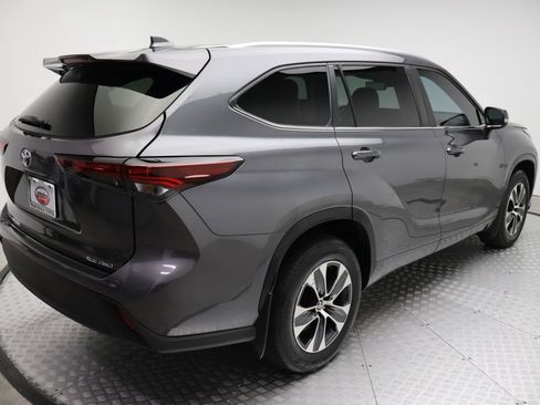 Certified 2024 Toyota Highlander XLE image 8