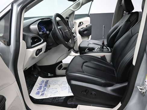 Used 2024 Chrysler Pacifica Limited FWD image 32