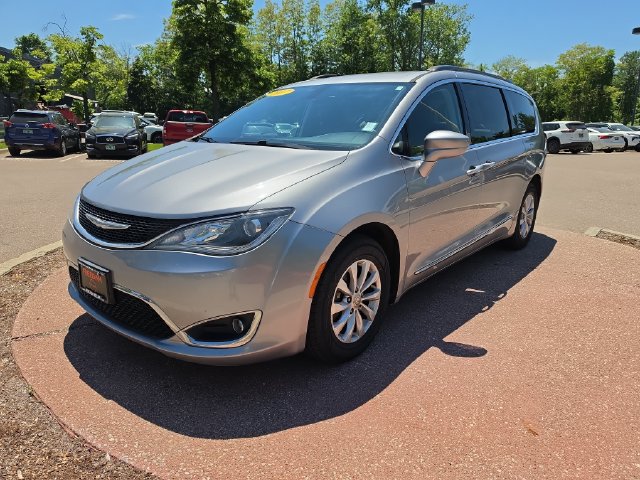 Used 2017 Chrysler Pacifica Touring-L FWD image 1
