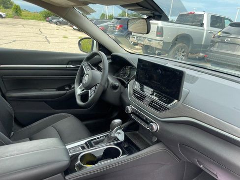 Used 2023 Nissan Altima 2.5 SV w/ SV Premium Package FWD image 2