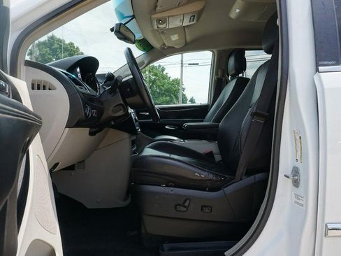 Used 2014 Chrysler Town & Country Touring FWD image 21