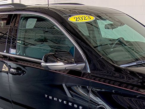 Used 2023 Chevrolet Traverse LT image 17