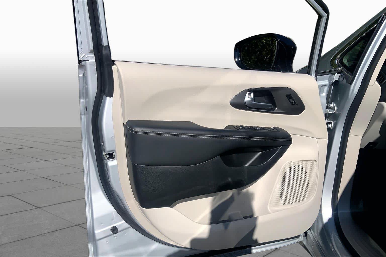 Used 2024 Chrysler Pacifica Touring-L FWD image 20