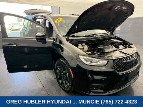 Used 2025 Chrysler Pacifica Limited FWD image 18