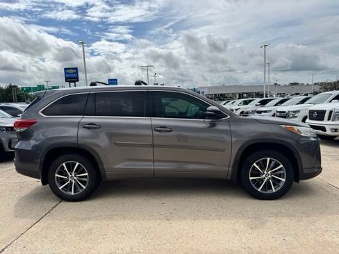 Used 2018 Toyota Highlander XLE w/ Protection Package #3 AWD/4WD image 4