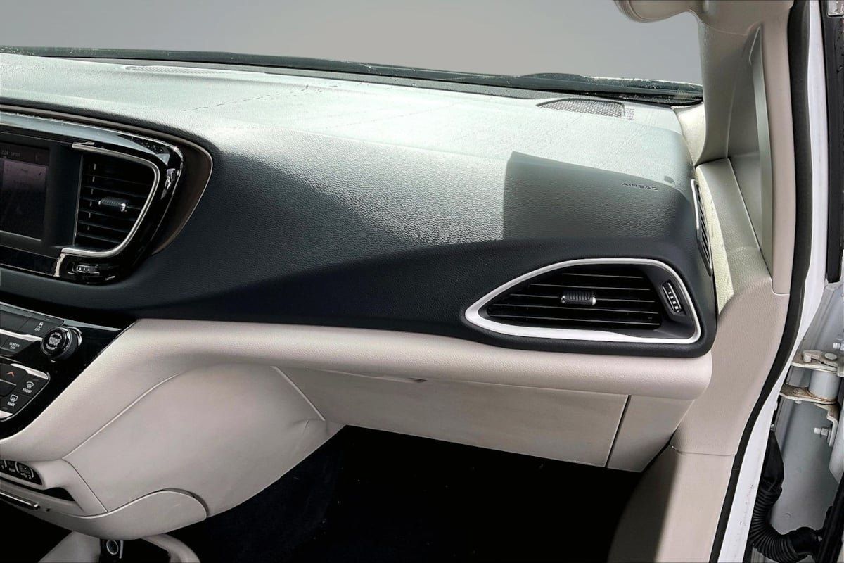 Used 2023 Chrysler Voyager LX FWD image 17
