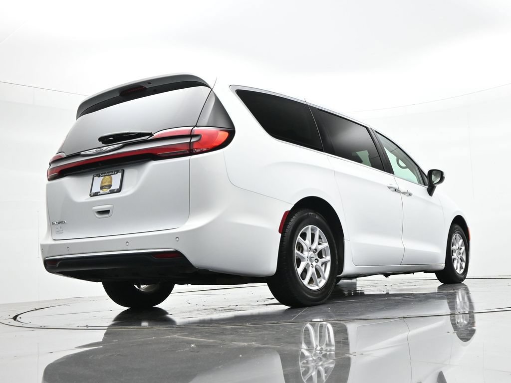 Used 2023 Chrysler Pacifica Touring-L FWD image 28
