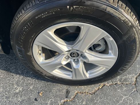 Used 2025 Toyota Highlander LE image 27