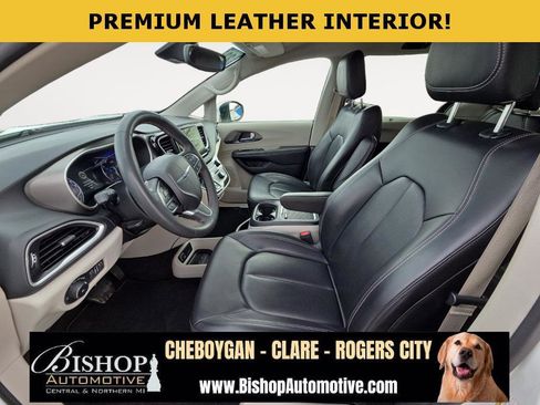 Used 2023 Chrysler Pacifica Touring-L image 10