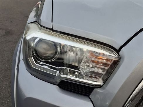 Used 2017 Toyota Tacoma TRD Sport image 27