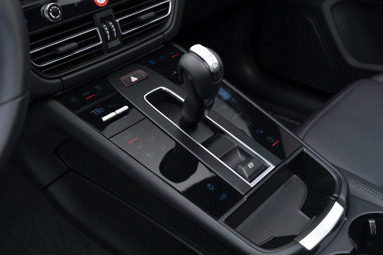 Certified 2024 Porsche Macan AWD/4WD image 21