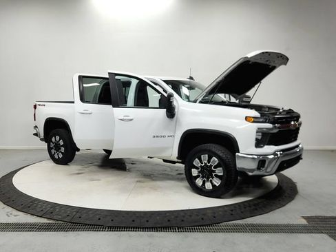 Used 2024 Chevrolet Silverado 3500 LT w/ Convenience Package AWD/4WD image 10