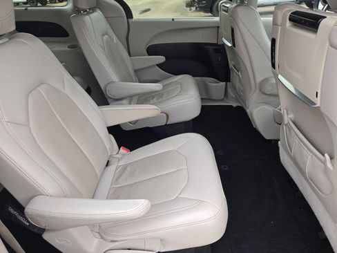 Used 2020 Chrysler Pacifica Touring-L Plus FWD image 24