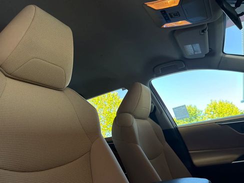 Used 2020 Toyota RAV4 LE w/ Carpet Mat Package FWD image 17