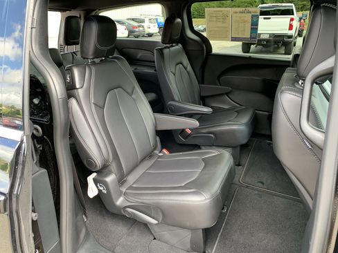 Used 2025 Chrysler Pacifica Select FWD image 21