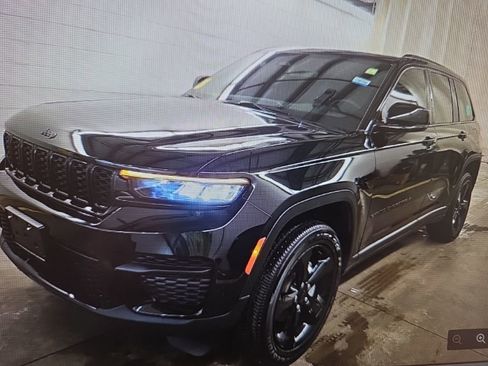 Used 2024 Jeep Grand Cherokee Altitude image 2