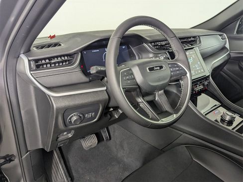 New 2025 Jeep Grand Cherokee Altitude image 11