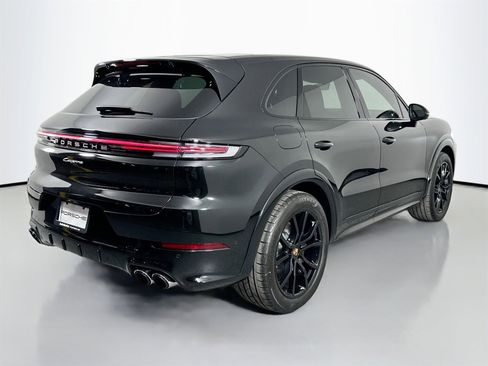 Certified 2025 Porsche Cayenne image 7