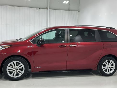 Used 2021 Toyota Sienna XSE w/ XSE Plus Package AWD/4WD image 2