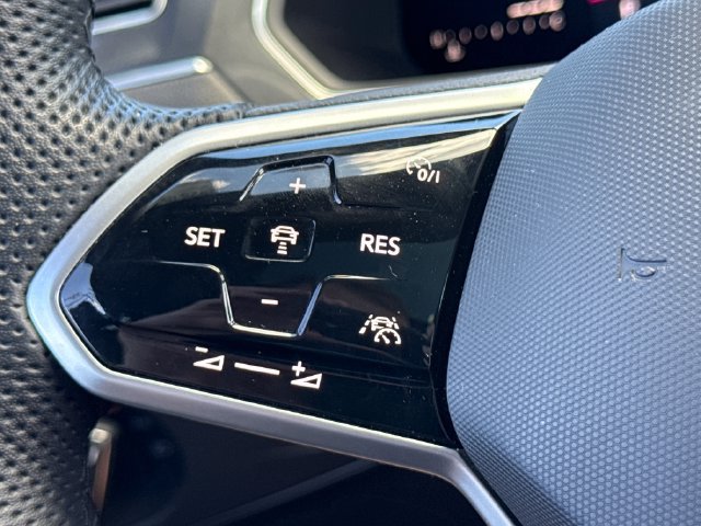 Certified 2022 Volkswagen Tiguan SE R-Line AWD/4WD image 35