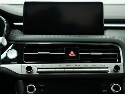 Used 2025 Genesis G70 2.5T image 33