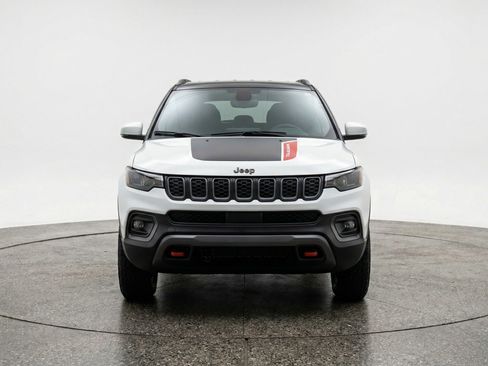 Used 2025 Jeep Compass Trailhawk AWD/4WD image 2