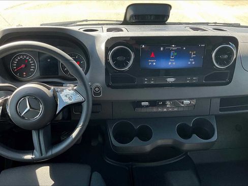 Used 2025 Mercedes-Benz Sprinter 2500 image 7