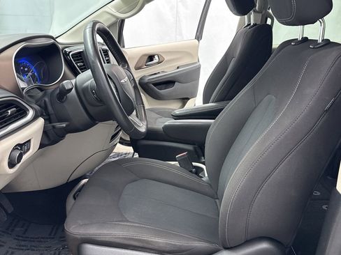 Used 2022 Chrysler Voyager LX FWD image 20