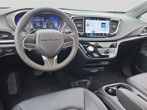 Used 2025 Chrysler Pacifica Select FWD image 20