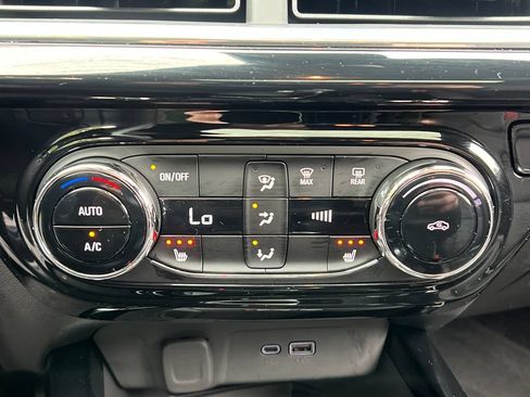 Used 2024 Chevrolet Trax RS w/ Sunroof Package FWD image 17
