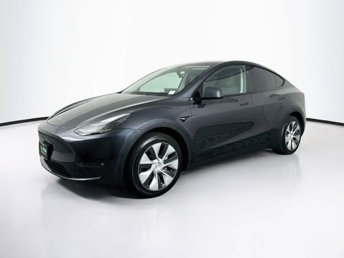 Used 2024 Tesla Model Y Long Range AWD/4WD image 3