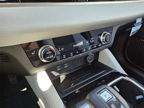 New 2025 Mitsubishi Outlander SE image 12