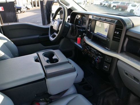 Used 2024 Ford F550 XL DRW 4X4 / V8 Diesel / Paylo image 37