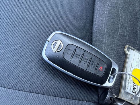 Used 2025 Nissan Pathfinder SV image 27