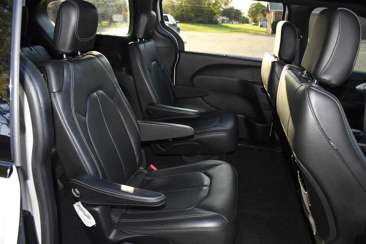Used 2020 Chrysler Pacifica Touring-L w/ S Appearance Package FWD image 23