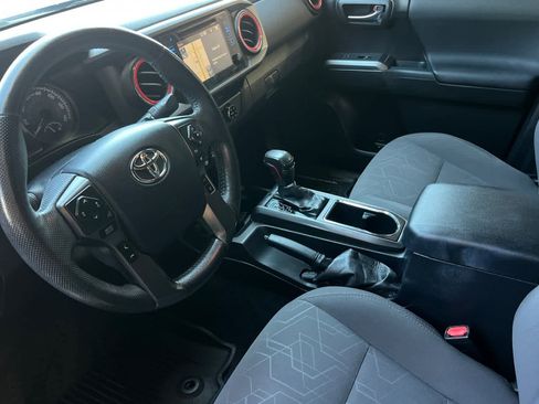 Used 2018 Toyota Tacoma TRD Sport AWD/4WD image 12