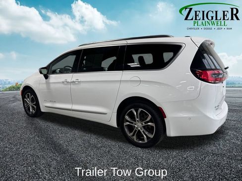 Used 2025 Chrysler Pacifica Pinnacle w/ Trailer Tow Group AWD/4WD image 3