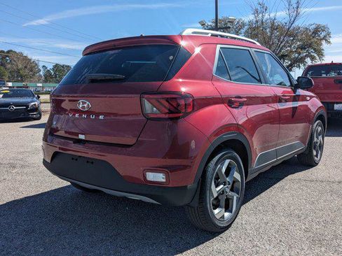 Certified 2025 Hyundai Venue SEL image 3
