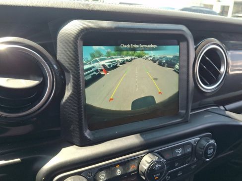 Used 2022 Jeep Wrangler Unlimited Sahara AWD/4WD image 31