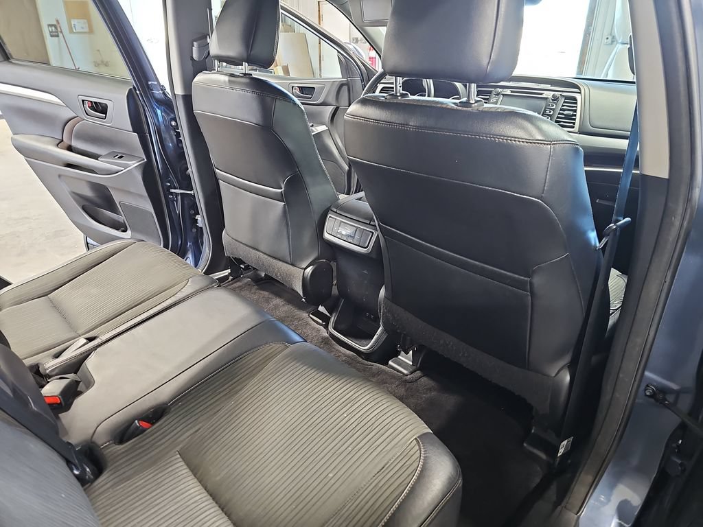 Used 2018 Toyota Highlander Plus w/ Carpet Mat Package (TMS) AWD/4WD image 11