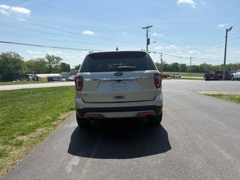 Used 2017 Ford Explorer XLT w/ Equipment Group 202A image 3