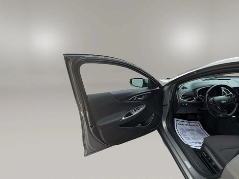 Used 2017 Chevrolet Malibu LT FWD image 3