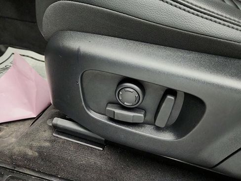 Used 2025 Land Rover Discovery Sport S image 11