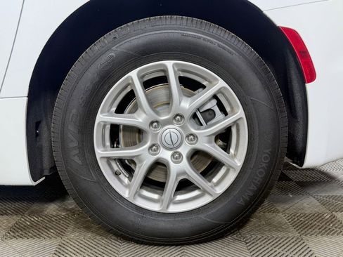 Used 2025 Chrysler Pacifica Select FWD image 21
