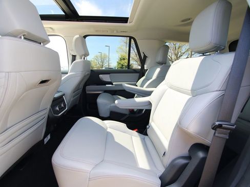 Used 2025 Ford Expedition Active image 7